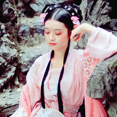 粉衣少女心帶團(tuán)扇女生頭像，唯美古風(fēng)真人頭像