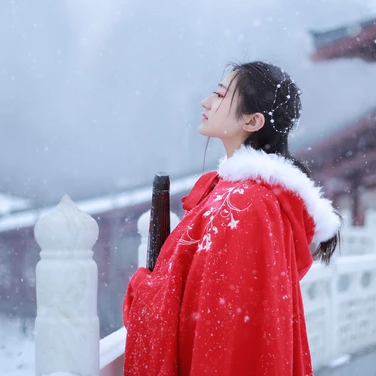 雪飄飄紅衣帶傘女生頭像，唯美古風(fēng)真人頭像
