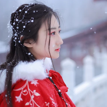 雪飄飄紅衣帶傘女生頭像，唯美古風(fēng)真人頭像