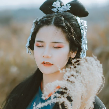蘆葦飄揚(yáng)女生頭像，唯美古風(fēng)真人頭像
