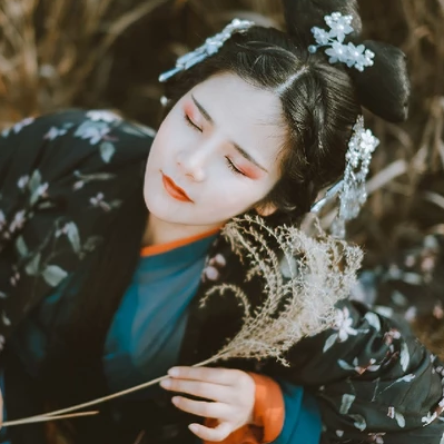 蘆葦飄揚(yáng)女生頭像，唯美古風(fēng)真人頭像
