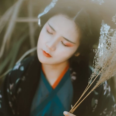 蘆葦飄揚(yáng)女生頭像，唯美古風(fēng)真人頭像