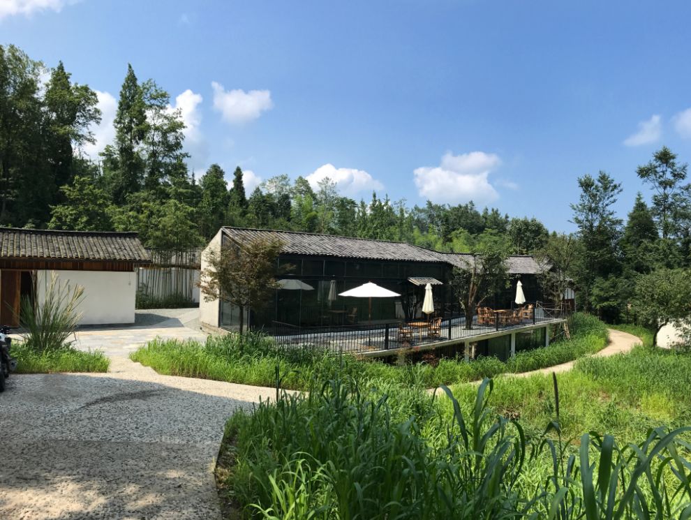 路之青城，在應(yīng)該努力的年紀(jì)留下精彩的痕跡！