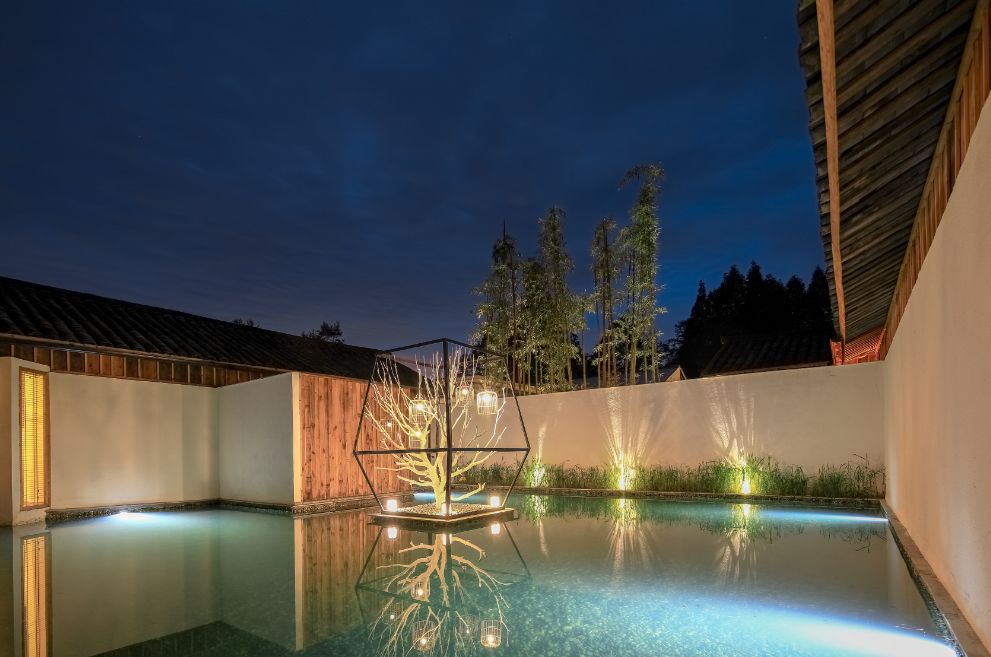 路之青城，在應(yīng)該努力的年紀(jì)留下精彩的痕跡！