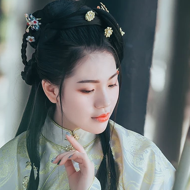 樹蔭帶團(tuán)扇女生頭像，唯美古風(fēng)真人頭像