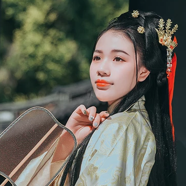 樹蔭帶團(tuán)扇女生頭像，唯美古風(fēng)真人頭像