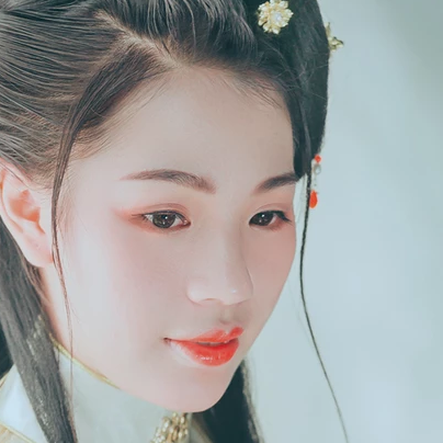 樹蔭帶團(tuán)扇女生頭像，唯美古風(fēng)真人頭像