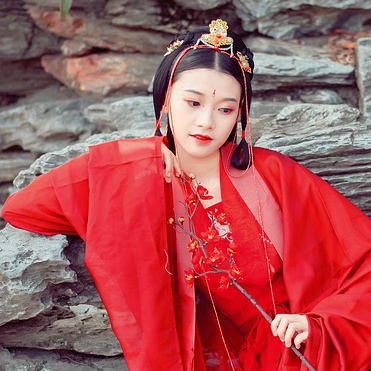 紅梅紅衣女生頭像，唯美古風(fēng)真人頭像