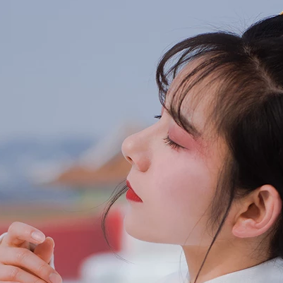 白衣白雪帶傘女生頭像，唯美古風真人頭像