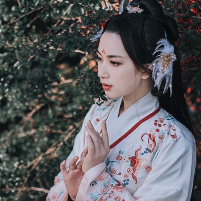 典雅帶團扇女生頭像，唯美古風真人頭像