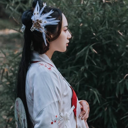 典雅帶團扇女生頭像，唯美古風真人頭像