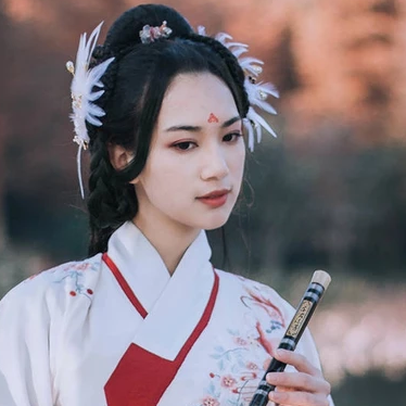 典雅帶團扇女生頭像，唯美古風真人頭像