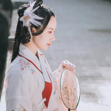 典雅帶團扇女生頭像，唯美古風真人頭像