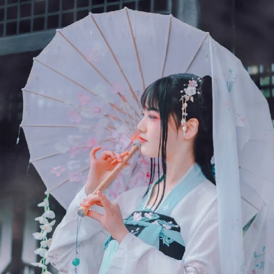 翩翩仙舞帶傘女生頭像，唯美古風(fēng)真人頭像