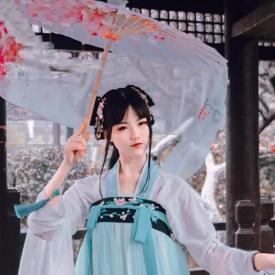 翩翩仙舞帶傘女生頭像，唯美古風(fēng)真人頭像