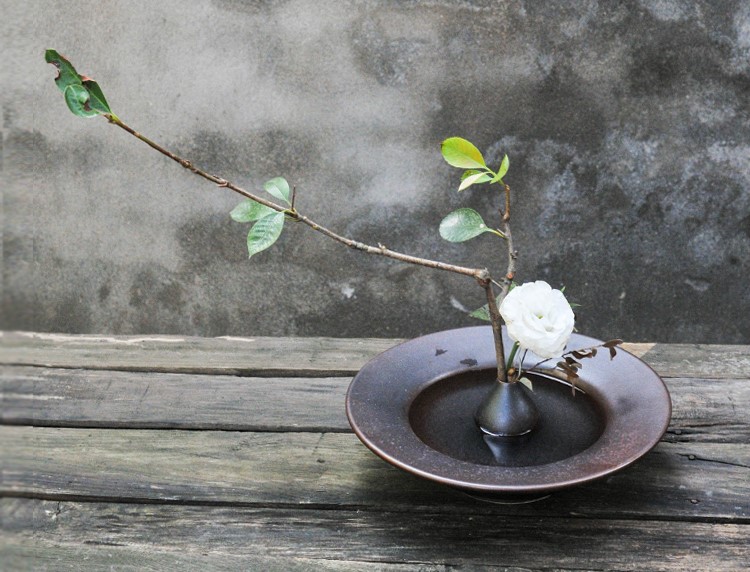 東方插花藝術:創(chuàng)意陶瓷花器中式插花