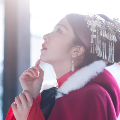 紅衣白雪女生頭像，唯美古風(fēng)真人頭像