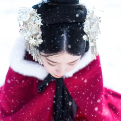 紅衣白雪女生頭像，唯美古風(fēng)真人頭像