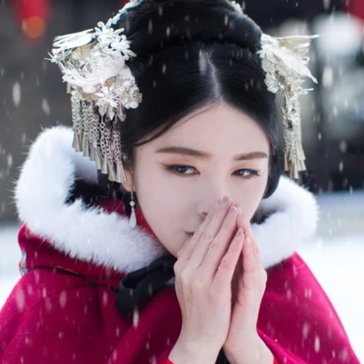 紅衣白雪女生頭像，唯美古風(fēng)真人頭像