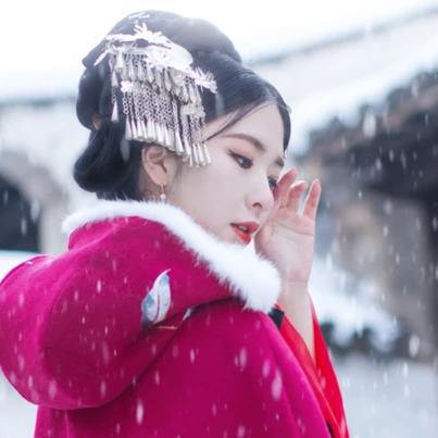 紅衣白雪女生頭像，唯美古風(fēng)真人頭像