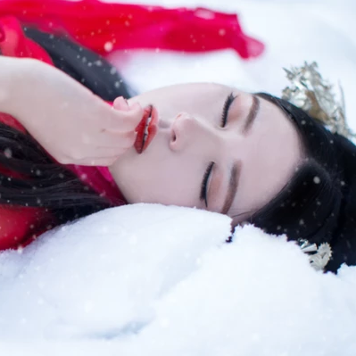 紅衣白雪女生頭像，唯美古風(fēng)真人頭像