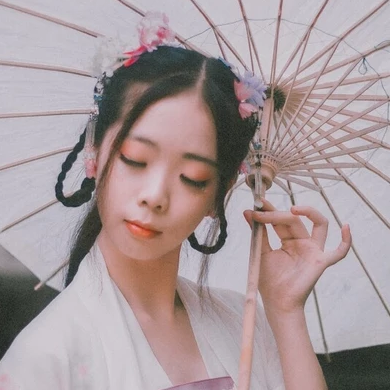 清新淡雅帶傘女生頭像，唯美古風(fēng)真人頭像
