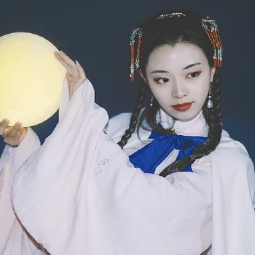 月色下拿燈女生頭像，唯美古風(fēng)真人頭像