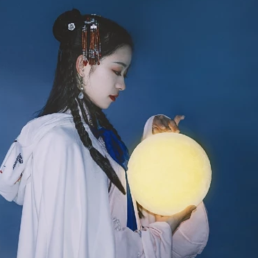 月色下拿燈女生頭像，唯美古風(fēng)真人頭像
