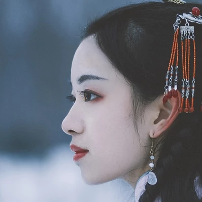 月色下拿燈女生頭像，唯美古風(fēng)真人頭像