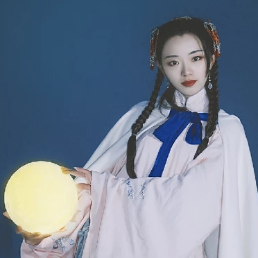 月色下拿燈女生頭像，唯美古風(fēng)真人頭像