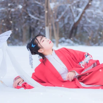 白雪紅衣女生頭像，唯美古風(fēng)真人頭像
