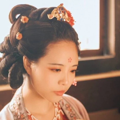 古典梅花妝女生頭像，唯美古風真人頭像