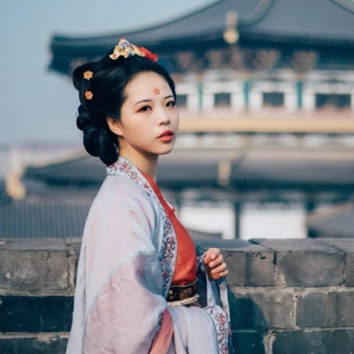 古典梅花妝女生頭像，唯美古風真人頭像