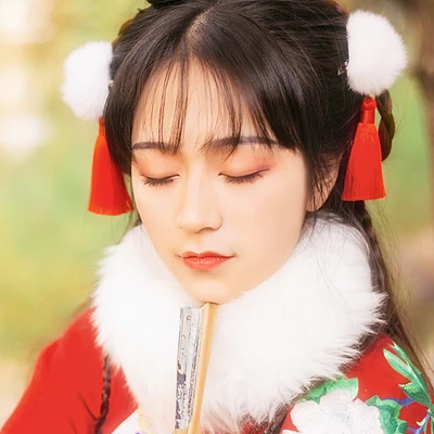 俏皮可愛(ài)帶折扇女生頭像，唯美古風(fēng)真人頭像