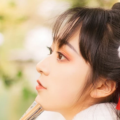 俏皮可愛(ài)帶折扇女生頭像，唯美古風(fēng)真人頭像