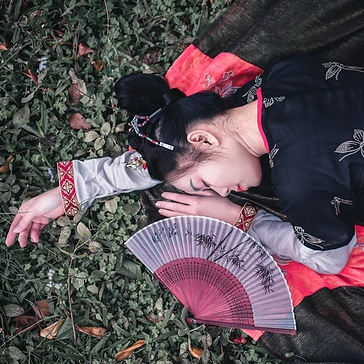 山茶花帶折扇女生頭像，唯美古風(fēng)真人頭像