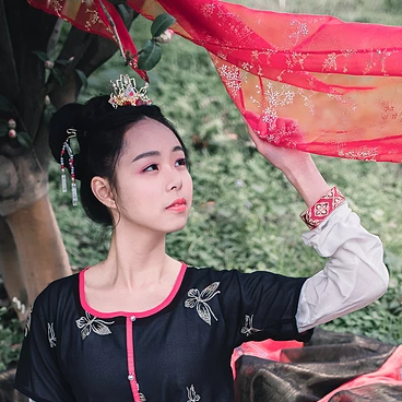 山茶花帶折扇女生頭像，唯美古風(fēng)真人頭像