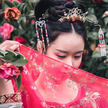 山茶花帶折扇女生頭像，唯美古風(fēng)真人頭像