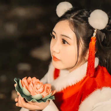 新春吉祥拿福女生頭像，蓮花燈唯美古風(fēng)頭像