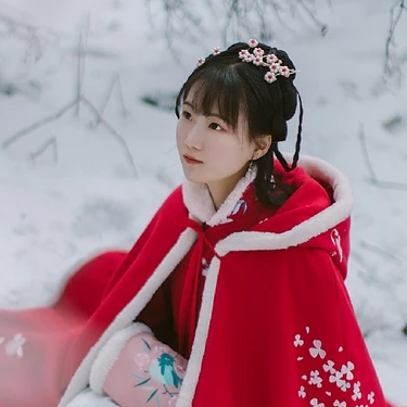 冰雪天地紅衣女生頭像，唯美古風(fēng)真人頭像