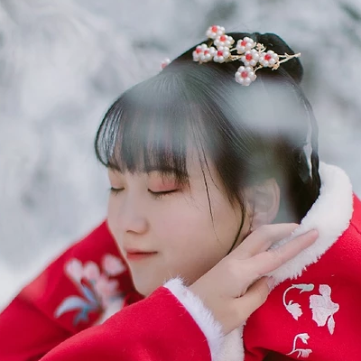 冰雪天地紅衣女生頭像，唯美古風(fēng)真人頭像