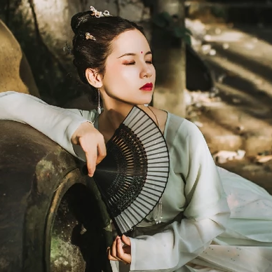 嬌艷帶折扇女生頭像，唯美古風真人頭像