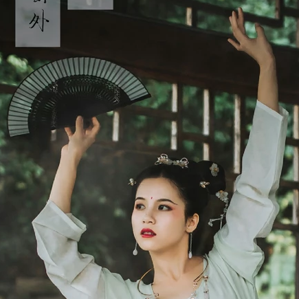 嬌艷帶折扇女生頭像，唯美古風真人頭像