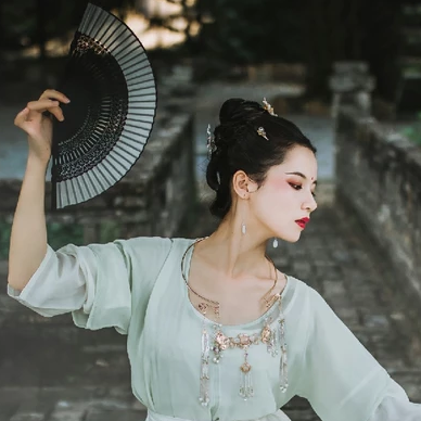 嬌艷帶折扇女生頭像，唯美古風真人頭像