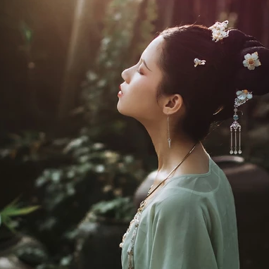 嬌艷帶折扇女生頭像，唯美古風真人頭像