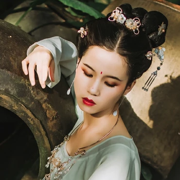 嬌艷帶折扇女生頭像，唯美古風真人頭像