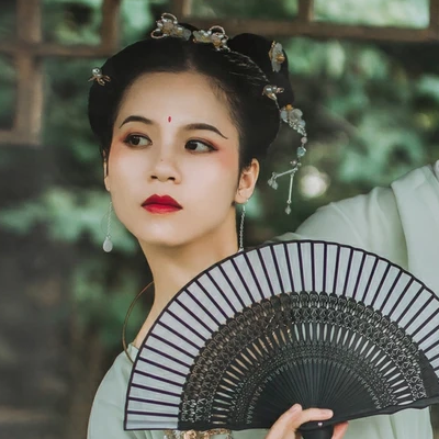 嬌艷帶折扇女生頭像，唯美古風真人頭像