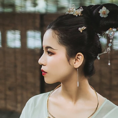 嬌艷帶折扇女生頭像，唯美古風真人頭像