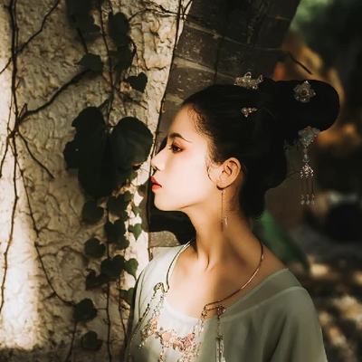 嬌艷帶折扇女生頭像，唯美古風真人頭像