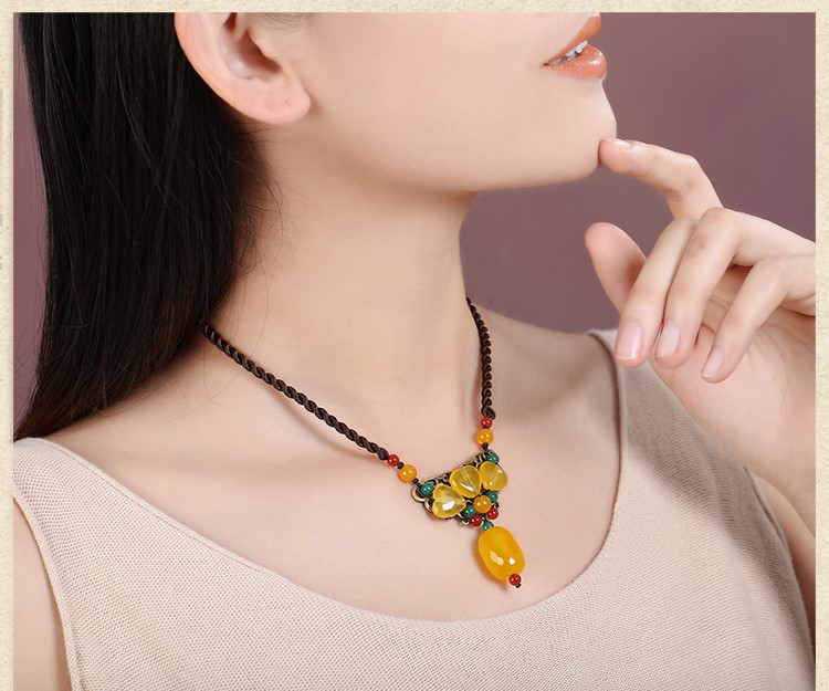 黃色古風(fēng)鎖骨鏈，氣質(zhì)復(fù)古項(xiàng)鏈?zhǔn)罪? src="/wenxue/d/file/bigpic/190404/04/13-1P224160508.jpg" / data-aPVE="HXEntu"><br / data-vH5l="2f1vMI">
	<img alt=